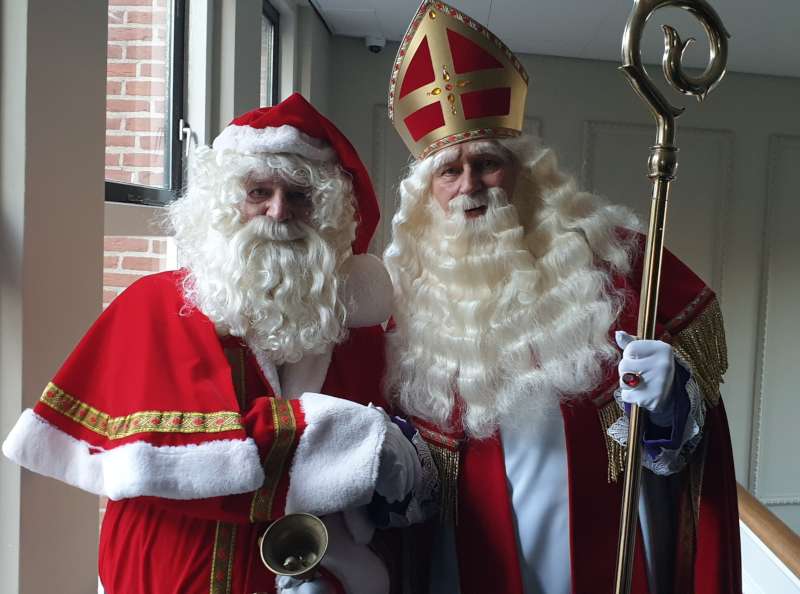 Kerstman ontmoet Sinterklaas in Sneek